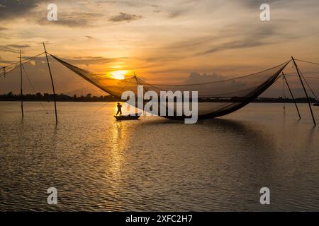 Local fisherman catching fish at dawn on the Thu Bon River in Cua Dai fishing village near Hoi An, Central Vietnam, Asia in June Stock Photo