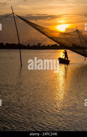 Local fisherman catching fish at dawn on the Thu Bon River in Cua Dai fishing village near Hoi An, Central Vietnam, Asia in June Stock Photo