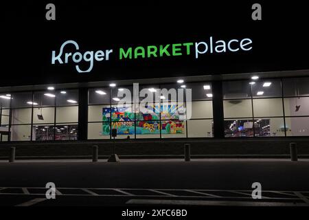 Liberty Township, Ohio, USA - June 21, 2024: A sign showing a Kroger Marketplace chain logo and supermarket storefront are shown at night. Stock Photo