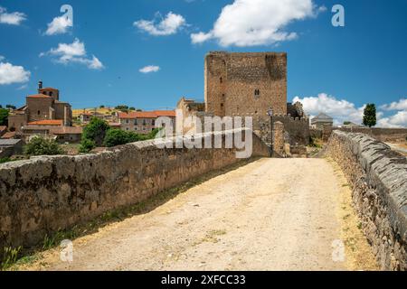 Scenic view of the medieval bridge over the Tormes River and Davila Castle in Puente del Congosto, Salamanca, Spain. Stock Photo