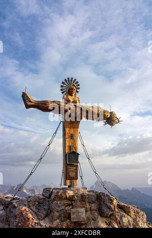 Steinernes Meer: summit Schönfeldspitze in mountain range Steinernes Meer, summit cross showing Virgin Mary cradling the dead body of Jesus (a wooden Stock Photo