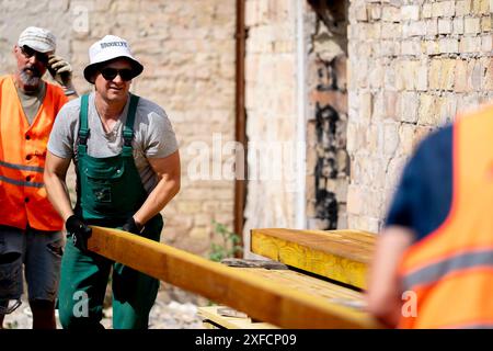 Horenka, Kyiv Oblast, Ukraine. 2nd July, 2024. Volunteers from Dobrobat work on cleaning up and rebuilding houses that have been destroyed by the Russian military at the beginning of the full-scale invasion of Ukraine in Horenka close to the capital Kyiv. (Credit Image: © Andreas Stroh/ZUMA Press Wire) EDITORIAL USAGE ONLY! Not for Commercial USAGE! Stock Photo