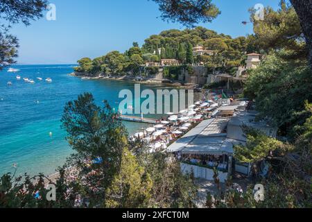 The secluded beach of La Paloma on the French Riviera, surrounded by luxury villas of Saint-Jean-Cap-Ferrat and luxury yachts in the Mediterranean Stock Photo