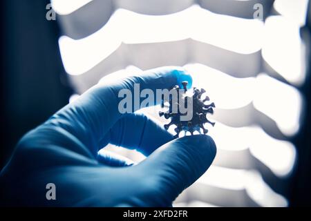 2 July 2024: Hand of a researcher holds virus in a laboratory. Symbolic image of medical research and virology in the fight against a pandemic *** Hand von einem Forscher hält Virus in einem Labor. Symbolbild medizinische Forschung und Virologie im Kampf gegen eine Pandemie Stock Photo