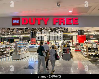 Duty Free am Flughafen Izmir in der Türkei. // 04.05.2024: Izmir, Türkei,  Europa *** Duty Free at Izmir Airport in Turkey 04 05 2024 Izmir, Turkey,  Europe Stock Photo