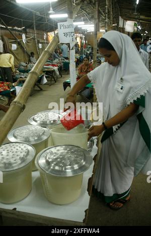 A nurse preparing saline to distribute it to the diarrhoea patient at the ICDDR,B Hospital, Dhaka, Bangladesh. August 26, 2007 Stock Photo