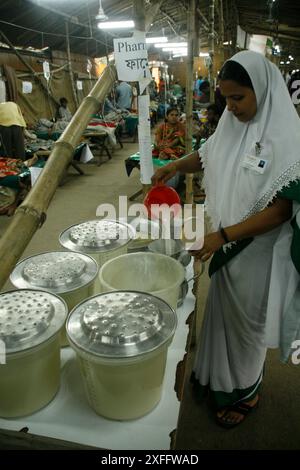 A nurse preparing saline to distribute it to the diarrhoea patient at the ICDDR,B Hospital, Dhaka, Bangladesh. August 26, 2007 Stock Photo