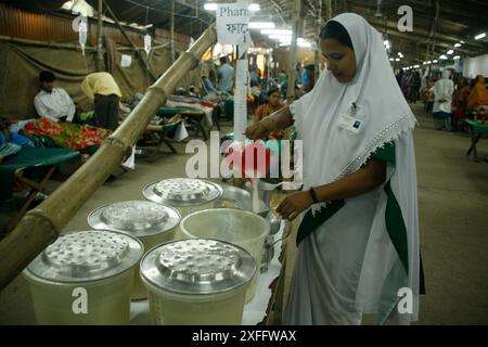 A nurse preparing saline to distribute it to the diarrhoea patient at the ICDDR,B Hospital, Dhaka, Bangladesh. August 26, 2007 Stock Photo