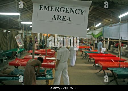 ICDDR, B authority set up new tent at hospital premises for rush of the diarrhoea patients, Dhaka, Bangladesh. August 26, 2007 Stock Photo