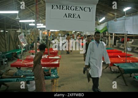 ICDDR, B authority set up new tent at hospital premises for rush of the diarrhoea patients, Dhaka, Bangladesh. August 26, 2007 Stock Photo