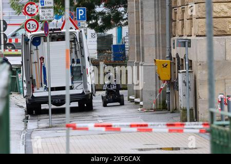 Gefährlicher Gegenstand löst Großeinsatz am Wuppertaler Landgericht und Amtsgericht aus Am Mittwoch löste ein Gegenstand einen Großeinsatz am Wuppertaler Landgericht aus. In einem Blumenbeet vor dem Landgericht wurde eine Metallschachtel entdeckt, Polizisten sperrten den Bereich umgehend weiträumig ab. Sprengstoffexperten des Landeskriminalamtes LKA führten Untersuchungen mittels Roboter und unter dem Schutz von einem speziellen Schutzanzug durch. Gegen 17 Uhr konnte dann Entwarnung gegeben werden - es handelte sich lediglich um eine leere Geldkassete. Wuppertal, Eiland Deutschland *** Dangero Stock Photo