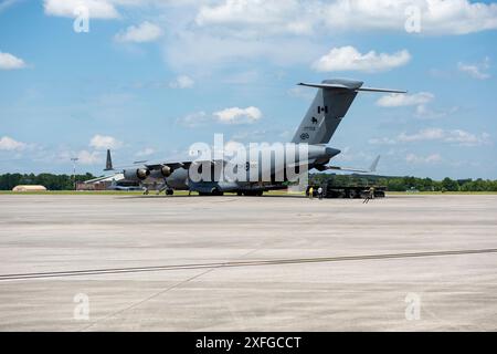 A Canadian Royal Air Force CC-177 “Globemaster III” aircraft delivers cargo to Air National Guardsmen from the 171st Air Refueling wing during exercis Stock Photo