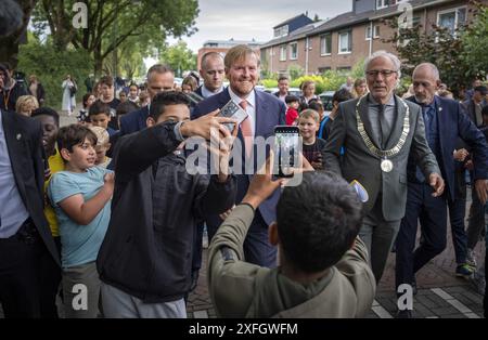 WOERDEN - King Willem-Alexander during a visit to Woerden. The king visits several locations in the municipality of Woerden and talks to residents. ANP JEROEN JUMELET netherlands out - belgium out Stock Photo