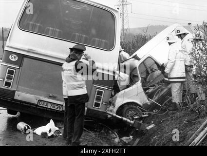 EMERGENCY SERVICES AT THE SCENE OF THE SCHOOL BUS CRASH AT EAST MEON, HAMPSHIRE. 50 SCHOOL CHILDREN ESCAPED FROM THE CRASH UNHARMED,1989 PIC MIKE WALKER 1989 Stock Photo