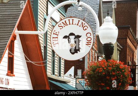 Maine, U.S.A., approx. 1996. Exterior view of the Smiling Cow gift shop in downtown Camden. Stock Photo