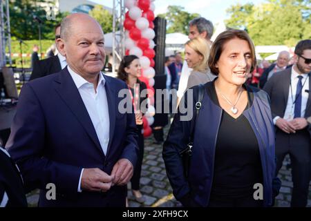 Hoffest der SPD-Bundestagsfraktion Hoffest der SPD-Bundestagsfraktion im Tipi am Kanzleramt, Bundeskanzler, Olaf Scholz, Britta Ernst, Ehefrau Berlin Berlin GER *** Court party of the SPD parliamentary group Court party of the SPD parliamentary group in the Tipi am Kanzleramt, Federal Chancellor, Olaf Scholz, Britta Ernst, wife Berlin Berlin GER Stock Photo