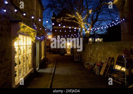 Tower Lane in Corbridge Northumberland. With Vintage at the Tower shop (left) and the Vicar's Pele in the distance. The latter is now The Pele bar. Stock Photo