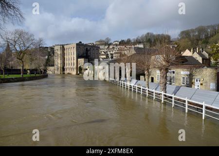 River Avon in spate through Bradford-on-Avon, with emergency flood defences to protect buildings from flooding, Wiltshire, UK, February 2014. Stock Photo