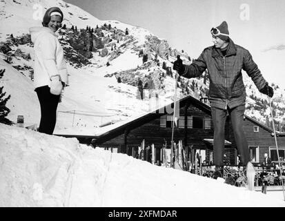 15 Giugno 1964 St Moritz Archivio Storico Olycom/LaPresse Katharine, Duchessa di Kent (Katharine Lucy Mary; nata Worsley; Hovingham Hall, 22 febbraio 1933), è la moglie del Principe Edward, Duca di Kent, un nipote di Re Giorgio V del Regno Unito e Mary di Teck, e cugino di primo grado della Regina Elisabetta II. È quindi un membro della famiglia reale britannica. Nella Foto: Katharine, Duchessa di Kent moglie di Principe Edward, Duca di Kent a St Moritz   Pictured: Katharine, Duchess of Kent wife of Prince Edward, Duke of Kent in St Moritz Stock Photo