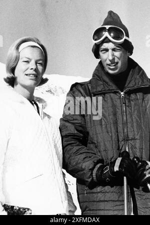 15 Giugno 1964 St Moritz Archivio Storico Olycom/LaPresse Katharine, Duchessa di Kent (Katharine Lucy Mary; nata Worsley; Hovingham Hall, 22 febbraio 1933), è la moglie del Principe Edward, Duca di Kent, un nipote di Re Giorgio V del Regno Unito e Mary di Teck, e cugino di primo grado della Regina Elisabetta II. È quindi un membro della famiglia reale britannica. Nella Foto: Katharine, Duchessa di Kent moglie di Principe Edward, Duca di Kent a St Moritz   Pictured: Katharine, Duchess of Kent wife of Prince Edward, Duke of Kent in St Moritz Stock Photo