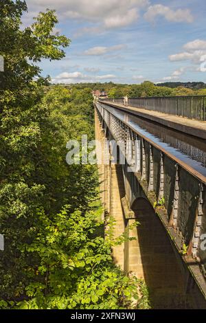 Pont Cysyllte Aqueduct taking the Llangollen canal, across the River ...