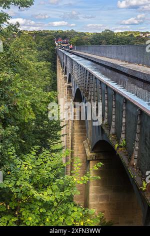 Pont Cysyllte Aqueduct taking the Llangollen canal, across the River ...