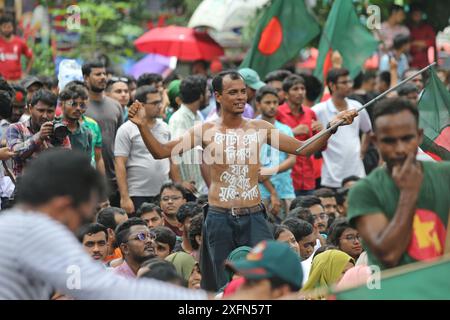 Dhaka, Wari, Bangladesh. 4th July, 2024. Students from Dhaka University and other universities marched in a procession for the second day, protesting the High Court's verdict to reinstate the quota system in government jobs, in Dhaka, Bangladesh, on July 04, 2024. (Credit Image: © Habibur Rahman/ZUMA Press Wire) EDITORIAL USAGE ONLY! Not for Commercial USAGE! Stock Photo