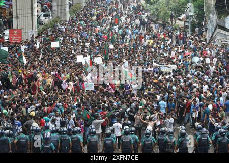 Dhaka, Wari, Bangladesh. 4th July, 2024. Students from Dhaka University and other universities marched in a procession for the second day, protesting the High Court's verdict to reinstate the quota system in government jobs, in Dhaka, Bangladesh, on July 04, 2024. (Credit Image: © Habibur Rahman/ZUMA Press Wire) EDITORIAL USAGE ONLY! Not for Commercial USAGE! Stock Photo