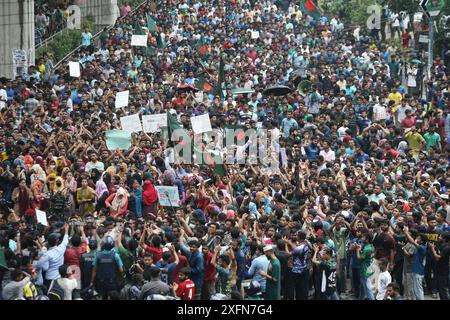 Dhaka, Wari, Bangladesh. 4th July, 2024. Students from Dhaka University and other universities marched in a procession for the second day, protesting the High Court's verdict to reinstate the quota system in government jobs, in Dhaka, Bangladesh, on July 04, 2024. (Credit Image: © Habibur Rahman/ZUMA Press Wire) EDITORIAL USAGE ONLY! Not for Commercial USAGE! Stock Photo