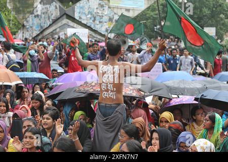 Dhaka, Wari, Bangladesh. 4th July, 2024. Students from Dhaka University and other universities marched in a procession for the second day, protesting the High Court's verdict to reinstate the quota system in government jobs, in Dhaka, Bangladesh, on July 04, 2024. (Credit Image: © Habibur Rahman/ZUMA Press Wire) EDITORIAL USAGE ONLY! Not for Commercial USAGE! Stock Photo