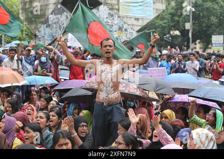 Dhaka, Wari, Bangladesh. 4th July, 2024. Students from Dhaka University and other universities marched in a procession for the second day, protesting the High Court's verdict to reinstate the quota system in government jobs, in Dhaka, Bangladesh, on July 04, 2024. (Credit Image: © Habibur Rahman/ZUMA Press Wire) EDITORIAL USAGE ONLY! Not for Commercial USAGE! Stock Photo