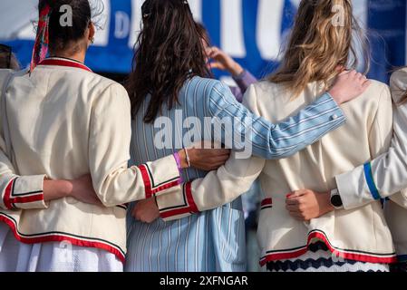 Henley Royal Regatta, Henley-on-Thames, Oxfordshire, UK, 4th July 2024.  Camaraderie amongst rowers. Credit: Martin Anderson/Alamy Live News Stock Photo