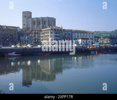 VISTA DEL PUEBLO CON LA IGLESIA - FOTO AÑOS 80. Location: EXTERIOR. Orio. Guipuzcoa. SPAIN. Stock Photo