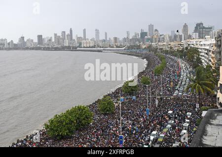 Mumbai, India. 04th July, 2024. Fans gather in huge numbers at Marine Drive Promenade as they wait to celebrate the victory by the Indian cricket team on an open deck bus. The Indian cricket team beat South Africa in a thrilling twenty twenty (T20) World Cup finals played between them on 29th June 2024 in Barbados. (Photo by Ashish Vaishnav/SOPA Images/Sipa USA) Credit: Sipa USA/Alamy Live News Stock Photo