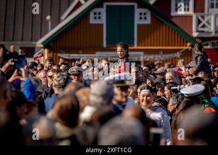 Nuuk, Groenland. 04th July, 2024. The crowd at the arrival in Nuuk in Greenland, Thursday, July 4, 2024. The royal couple officially visit Greenland from June 29 to July 6, 2024. The visit begins in Disko Bay and the royal couple then travels with Dannebrog south along Greenland's west coast. (Photo: Ida Marie Odgaard/Ritzau Scanpix) Credit: Ritzau/Alamy Live News Stock Photo