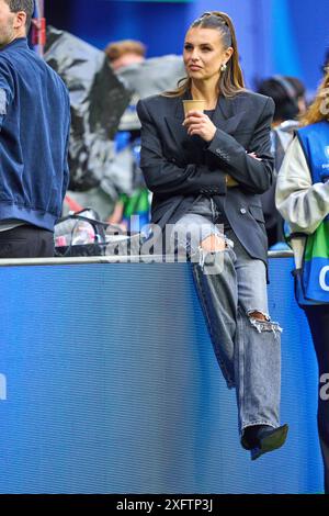 Laura WONTORRA, sports presenter, reporter, woman, moderator, TV, television,  in the best of 16 match AUSTRIA  - TÜRKIJE 1-2 of the UEFA European Championships 2024  on Jul 02, 2024  in Leipzig, Germany.  Photographer: Peter Schatz Stock Photo