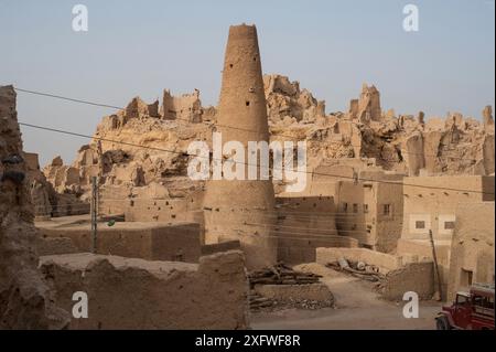 A traditional mud brick tower in the ruined fortress city of Shali, Siwa Oasis, Egypt. The Siwa Oasis, an urban oasis in Egypt situated between the Qattara Depression and the Great Sand Sea in the Western Desert of North Africa. Stock Photo