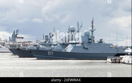 Kronstadt, Russia - August 7, 2022: Baltic Fleet of the Russian Navy moored at the Middle Harbor, naval base of Kotlin island. Small missile ship Sove Stock Photo