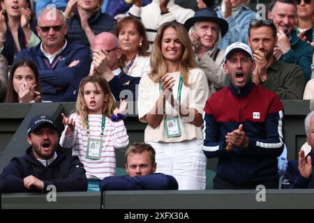 London, UK. 05th July, 2024. 4th July 2024; All England Lawn Tennis and Croquet Club, London, England; Wimbledon Tennis Tournament, Day 4; Kim Sears in the players box during Andy Murray (GBR) and Jamie Murray (GBR) vs Ricky Hijikata (AUS) and John Peers (AUS) Credit: Action Plus Sports Images/Alamy Live News Stock Photo