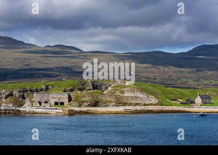 The old Ferry House and lime kilns at Ard Neakie in Loch Eriboll, Scottish Highlands, Sutherland, Scotland, UK, May 2017 Stock Photo