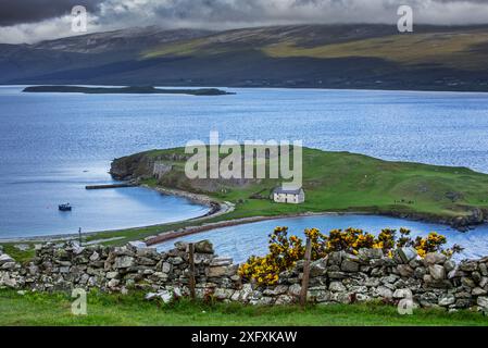 The old Ferry House and lime kilns at Ard Neakie in Loch Eriboll, Scottish Highlands, Sutherland, Scotland, UK, May 2017 Stock Photo