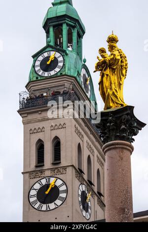 From the observation tower, called Alter Peter, in the immediate vicinity of Marienplatz and the town hall, you have a perfect view over Munich, with the Mariensäule in the foreground Stock Photo
