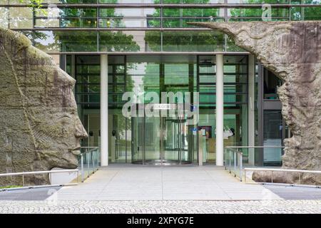 The headquarters of the Max Planck Society for the Advancement of Science is located in Munich, close to the Bavarian State Chancellery. The entrance is adorned with a stone sculpture of Minerva Stock Photo