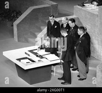 TREATY OF SAN FRANCISCO  8 September 1951. Japanese Prime Minister Shigeru Yoshida signs the document at the War Memorial Opera House in San Francisco. Stock Photo