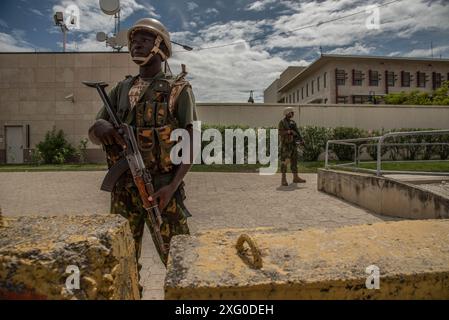 Port-Au-Prince, Port-Au-Prince, Haiti. 5th July, 2024. Members of the Kenya Police, part of the multinational force, patrol the US embassy in Haiti. The Kenyan police officers are patrolling the city as part of a U.N.-backed mission to battle armed gangs that have taken over the capital. (Credit Image: © Hector Adolfo Quintanar Perez/ZUMA Press Wire) EDITORIAL USAGE ONLY! Not for Commercial USAGE! Credit: ZUMA Press, Inc./Alamy Live News Stock Photo