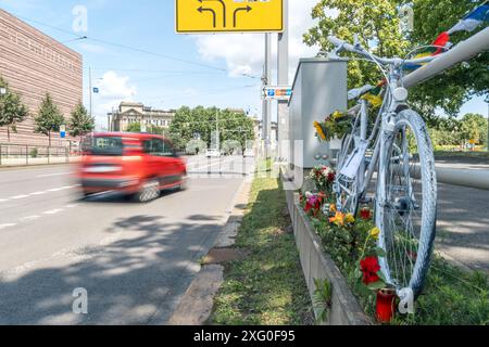 Eine Radfahrerin starb am 4. Juli 2024 am Leipziger Wilhelm Leuschner Platz als eine LKW Fahrerin die Radspur zur Abbiegespur kreuzen musste und die Radfahrerin übersah. Am Tag nach dem Unfall legten Personen an der Unfallstelle Kerzen und Blumen nieder. Ein weißes Fahrrad wurde zur Mahnung und Erinnerung aufgestellt Gedenken Radfahrerin *** A cyclist died on July 4, 2024 at Wilhelm Leuschner Platz in Leipzig when a truck driver had to cross the bike lane to the turning lane and overlooked the cyclist The day after the accident, people laid candles and flowers at the scene of the accident A wh Stock Photo