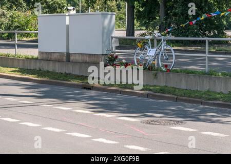 Eine Radfahrerin starb am 4. Juli 2024 am Leipziger Wilhelm Leuschner Platz als eine LKW Fahrerin die Radspur zur Abbiegespur kreuzen musste und die Radfahrerin übersah. Am Tag nach dem Unfall legten Personen an der Unfallstelle Kerzen und Blumen nieder. Ein weißes Fahrrad wurde zur Mahnung und Erinnerung aufgestellt Gedenken Radfahrerin *** A cyclist died on July 4, 2024 at Wilhelm Leuschner Platz in Leipzig when a truck driver had to cross the bike lane to the turning lane and overlooked the cyclist The day after the accident, people laid candles and flowers at the scene of the accident A wh Stock Photo