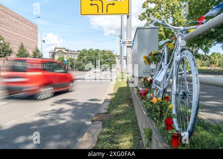 Eine Radfahrerin starb am 4. Juli 2024 am Leipziger Wilhelm Leuschner Platz als eine LKW Fahrerin die Radspur zur Abbiegespur kreuzen musste und die Radfahrerin übersah. Am Tag nach dem Unfall legten Personen an der Unfallstelle Kerzen und Blumen nieder. Ein weißes Fahrrad wurde zur Mahnung und Erinnerung aufgestellt Gedenken Radfahrerin *** A cyclist died on July 4, 2024 at Wilhelm Leuschner Platz in Leipzig when a truck driver had to cross the bike lane to the turning lane and overlooked the cyclist The day after the accident, people laid candles and flowers at the scene of the accident A wh Stock Photo