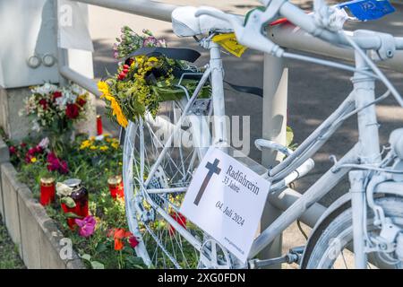 Eine Radfahrerin starb am 4. Juli 2024 am Leipziger Wilhelm Leuschner Platz als eine LKW Fahrerin die Radspur zur Abbiegespur kreuzen musste und die Radfahrerin übersah. Am Tag nach dem Unfall legten Personen an der Unfallstelle Kerzen und Blumen nieder. Ein weißes Fahrrad wurde zur Mahnung und Erinnerung aufgestellt Gedenken Radfahrerin *** A cyclist died on July 4, 2024 at Wilhelm Leuschner Platz in Leipzig when a truck driver had to cross the bike lane to the turning lane and overlooked the cyclist The day after the accident, people laid candles and flowers at the scene of the accident A wh Stock Photo