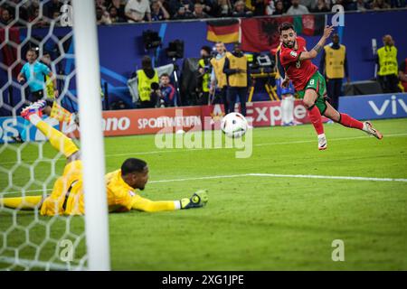 Hamburg. 5th July, 2024. Bruno Fernandes (R) of Portugal shoots during the UEFA Euro 2024 quarter-final match between Portugal and France in Hamburg, Germany on July 5, 2024. Credit: Pan Yulong/Xinhua/Alamy Live News Stock Photo